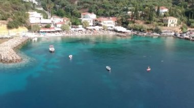 Messenia 'nın Kalamata şehrinden yarım saat uzaklıktaki Kardamili yakınlarındaki güzel sahil köyü Kitries' in panoramik manzarası. Messenian Körfezi, Yunanistan ve Avrupa 'daki şaşırtıcı yaz manzarası