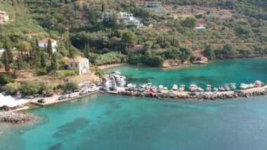 Messenia 'nın Kalamata şehrinden yarım saat uzaklıktaki Kardamili yakınlarındaki güzel sahil köyü Kitries' in panoramik manzarası. Messenian Körfezi, Yunanistan ve Avrupa 'daki şaşırtıcı yaz manzarası