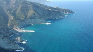 Yunanistan 'ın Oelos Adası' ndaki kayalık Mavraki plajı üzerinde nefes kesici bir hava manzarası. Adanın kuzey doğu yakasındaki St. John (Ioannis) kilisesinden yaklaşık 1km uzaklıktadır. Sporades, Yunanistan