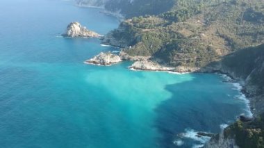 Yunanistan 'ın Oelos Adası' ndaki kayalık Mavraki plajı üzerinde nefes kesici bir hava manzarası. Adanın kuzey doğu yakasındaki St. John (Ioannis) kilisesinden yaklaşık 1km uzaklıktadır. Sporades, Yunanistan