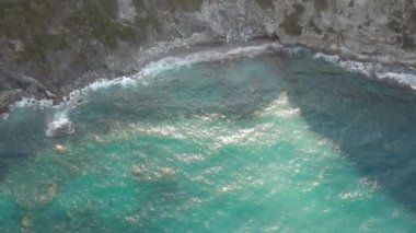 Yunanistan 'ın Oelos Adası' ndaki kayalık Mavraki plajı üzerinde nefes kesici bir hava manzarası. Adanın kuzey doğu yakasındaki St. John (Ioannis) kilisesinden yaklaşık 1km uzaklıktadır. Sporades, Yunanistan