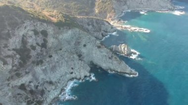 Yunanistan 'ın Oelos Adası' ndaki kayalık Mavraki plajı üzerinde nefes kesici bir hava manzarası. Adanın kuzey doğu yakasındaki St. John (Ioannis) kilisesinden yaklaşık 1km uzaklıktadır. Sporades, Yunanistan