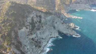 Yunanistan 'ın Oelos Adası' ndaki kayalık Mavraki plajı üzerinde nefes kesici bir hava manzarası. Adanın kuzey doğu yakasındaki St. John (Ioannis) kilisesinden yaklaşık 1km uzaklıktadır. Sporades, Yunanistan