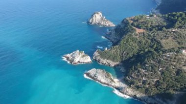 Yunanistan 'ın Oelos Adası' ndaki kayalık Mavraki plajı üzerinde nefes kesici bir hava manzarası. Adanın kuzey doğu yakasındaki St. John (Ioannis) kilisesinden yaklaşık 1km uzaklıktadır. Sporades, Yunanistan