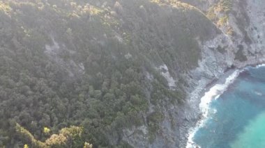 Yunanistan 'ın Oelos Adası' ndaki kayalık Mavraki plajı üzerinde nefes kesici bir hava manzarası. Adanın kuzey doğu yakasındaki St. John (Ioannis) kilisesinden yaklaşık 1km uzaklıktadır. Sporades, Yunanistan