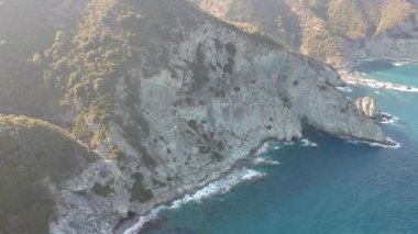 Yunanistan 'ın Oelos Adası' ndaki kayalık Mavraki plajı üzerinde nefes kesici bir hava manzarası. Adanın kuzey doğu yakasındaki St. John (Ioannis) kilisesinden yaklaşık 1km uzaklıktadır. Sporades, Yunanistan