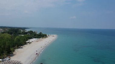 Sahil kenti Paralia Katerini üzerindeki uçsuz bucaksız sahil - Pieria, Orta Makedonya, Yunanistan 'ın havadan panoramik manzarası