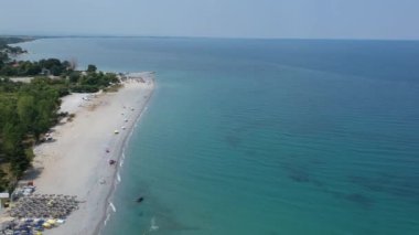 Sahil kenti Paralia Katerini üzerindeki uçsuz bucaksız sahil - Pieria, Orta Makedonya, Yunanistan 'ın havadan panoramik manzarası