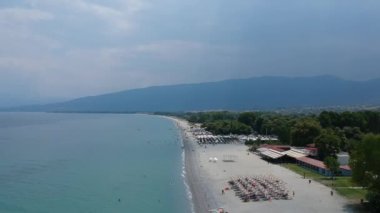 Sahil kenti Paralia Katerini üzerindeki uçsuz bucaksız sahil - Pieria, Orta Makedonya, Yunanistan 'ın havadan panoramik manzarası