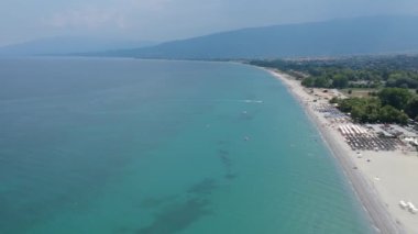 Sahil kenti Paralia Katerini üzerindeki uçsuz bucaksız sahil - Pieria, Orta Makedonya, Yunanistan 'ın havadan panoramik manzarası