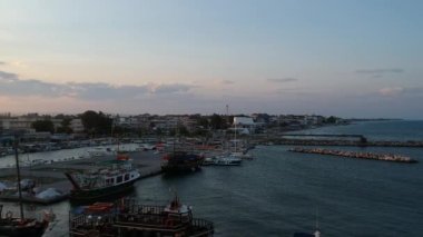 Katerini Marina 'sı, Pieria. Olimpiyat sahili yakınlarındaki sahil kenti Paralia Katerini 'ye bakın. Deniz taşlarının hava manzarası, küçük körfezde balıkçı tekneleri ve gemiler, gün batımında şehir eğlencesi..