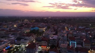 Yunanistan 'ın Paralia Katerini kıyı kasabasının üzerindeki hava manzarası gün batımında. Pieria, orta Makedonya, Yunanistan ve Avrupa 'daki Katerini kentinden yaklaşık 8 km uzaklıkta yer alıyor..