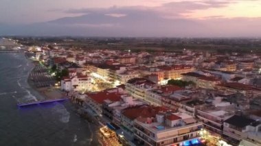 Yunanistan 'ın Paralia Katerini kıyı kasabasının üzerindeki hava manzarası gün batımında. Pieria, orta Makedonya, Yunanistan ve Avrupa 'daki Katerini kentinden yaklaşık 8 km uzaklıkta yer alıyor..