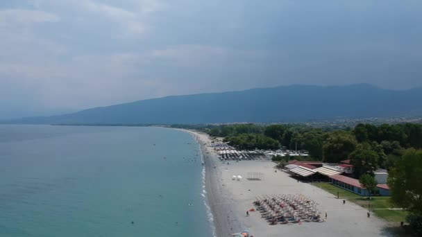 海辺の町パラリア カテリーニの上の無限のビーチ ピアの空中パノラマビュー 中央マケドニア ギリシャ — ストック動画