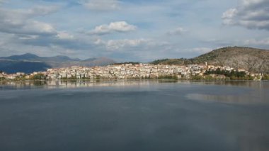 Muhteşem Kastoria kasabasının havadan panoramik manzarası. Orestiada Gölü, Makedonya ve Yunanistan kıyılarında kurulmuş geleneksel ve görkemli bir kasabadır..