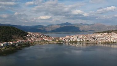 Muhteşem Kastoria kasabasının havadan panoramik manzarası. Orestiada Gölü, Makedonya ve Yunanistan kıyılarında kurulmuş geleneksel ve görkemli bir kasabadır..
