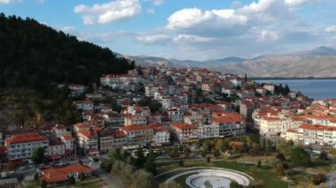 Muhteşem Kastoria kasabasının havadan panoramik manzarası. Orestiada Gölü, Makedonya ve Yunanistan kıyılarında kurulmuş geleneksel ve görkemli bir kasabadır..