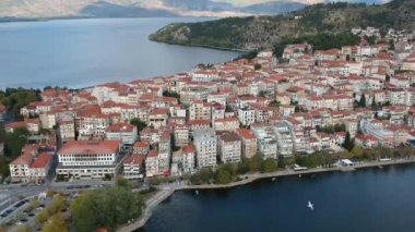 Muhteşem Kastoria kasabasının havadan panoramik manzarası. Orestiada Gölü, Makedonya ve Yunanistan kıyılarında kurulmuş geleneksel ve görkemli bir kasabadır..