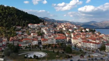 Muhteşem Kastoria kasabasının havadan panoramik manzarası. Orestiada Gölü, Makedonya ve Yunanistan kıyılarında kurulmuş geleneksel ve görkemli bir kasabadır..
