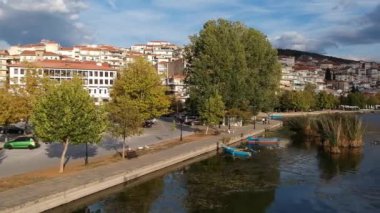 Muhteşem Kastoria kasabasının havadan panoramik manzarası. Orestiada Gölü, Makedonya ve Yunanistan kıyılarında kurulmuş geleneksel ve görkemli bir kasabadır..