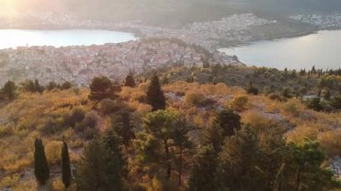 Muhteşem Kastoria kasabasının havadan panoramik manzarası. Orestiada Gölü, Makedonya ve Yunanistan kıyılarında kurulmuş geleneksel ve görkemli bir kasabadır..