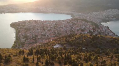 Muhteşem Kastoria kasabasının havadan panoramik manzarası. Orestiada Gölü, Makedonya ve Yunanistan kıyılarında kurulmuş geleneksel ve görkemli bir kasabadır..