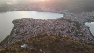 Muhteşem Kastoria kasabasının havadan panoramik manzarası. Orestiada Gölü, Makedonya ve Yunanistan kıyılarında kurulmuş geleneksel ve görkemli bir kasabadır..