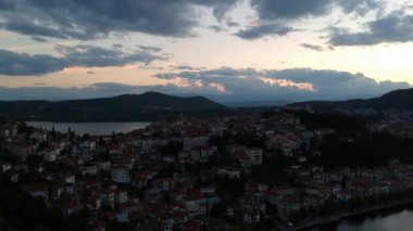 Muhteşem Kastoria kasabasının havadan panoramik manzarası. Orestiada Gölü, Makedonya ve Yunanistan kıyılarında kurulmuş geleneksel ve görkemli bir kasabadır..