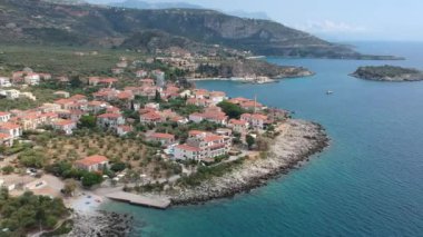 Yunanistan 'ın Kardamyli kentindeki Messenian Mani bölgesinde bulunan harika sahil köyünün havadan görünüşü. Yunanistan, Avrupa 'da ziyaret edilecek en güzel yerlerden biri.