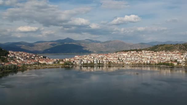素晴らしいKastoria町の空中パノラマビュー ギリシャマケドニアのオレスティアダ湖沿岸の丘の上に建てられた伝統的な豪華な町です — ストック動画