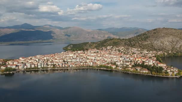素晴らしいKastoria町の空中パノラマビュー ギリシャマケドニアのオレスティアダ湖沿岸の丘の上に建てられた伝統的な豪華な町です — ストック動画