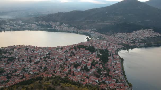 从空中俯瞰美丽的卡斯托利亚城 它是一个传统的美丽的城镇 建在希腊奥里帕达湖畔的山丘上 — 图库视频影像