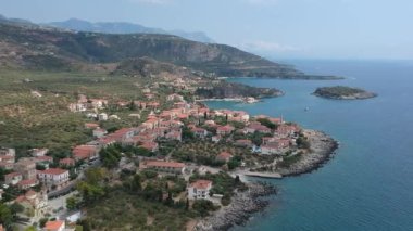 Yunanistan 'ın Kardamyli kentindeki Messenian Mani bölgesinde bulunan harika sahil köyünün havadan görünüşü. Yunanistan, Avrupa 'da ziyaret edilecek en güzel yerlerden biri.