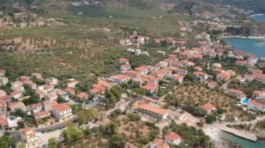 Yunanistan 'ın Kardamyli kentindeki Messenian Mani bölgesinde bulunan harika sahil köyünün havadan görünüşü. Yunanistan, Avrupa 'da ziyaret edilecek en güzel yerlerden biri.