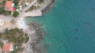 Yunanistan 'ın Kardamyli kentindeki Messenian Mani bölgesinde bulunan harika sahil köyünün havadan görünüşü. Yunanistan, Avrupa 'da ziyaret edilecek en güzel yerlerden biri.
