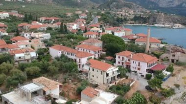 Yunanistan 'ın Kardamyli kentindeki Messenian Mani bölgesinde bulunan harika sahil köyünün havadan görünüşü. Yunanistan, Avrupa 'da ziyaret edilecek en güzel yerlerden biri.
