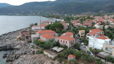 Yunanistan 'ın Kardamyli kentindeki Messenian Mani bölgesinde bulunan harika sahil köyünün havadan görünüşü. Yunanistan, Avrupa 'da ziyaret edilecek en güzel yerlerden biri.