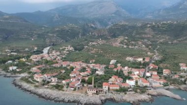 Yunanistan 'ın Kardamyli kentindeki Messenian Mani bölgesinde bulunan harika sahil köyünün havadan görünüşü. Yunanistan, Avrupa 'da ziyaret edilecek en güzel yerlerden biri.