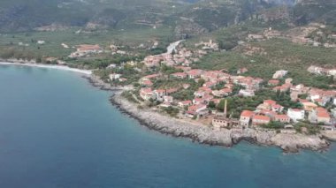 Yunanistan 'ın Kardamyli kentindeki Messenian Mani bölgesinde bulunan harika sahil köyünün havadan görünüşü. Yunanistan, Avrupa 'da ziyaret edilecek en güzel yerlerden biri.