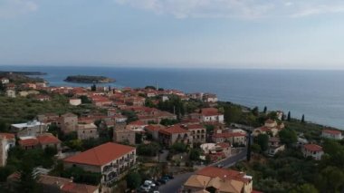 Yunanistan 'ın Kardamyli kentindeki Messenian Mani bölgesinde bulunan harika sahil köyünün havadan görünüşü. Yunanistan, Avrupa 'da ziyaret edilecek en güzel yerlerden biri.