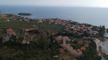 Yunanistan 'ın Kardamyli kentindeki Messenian Mani bölgesinde bulunan harika sahil köyünün havadan görünüşü. Yunanistan, Avrupa 'da ziyaret edilecek en güzel yerlerden biri.