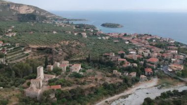 Yunanistan 'ın Kardamyli kentindeki Messenian Mani bölgesinde bulunan harika sahil köyünün havadan görünüşü. Yunanistan, Avrupa 'da ziyaret edilecek en güzel yerlerden biri.