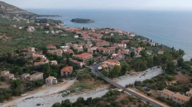 Yunanistan 'ın Kardamyli kentindeki Messenian Mani bölgesinde bulunan harika sahil köyünün havadan görünüşü. Yunanistan, Avrupa 'da ziyaret edilecek en güzel yerlerden biri.