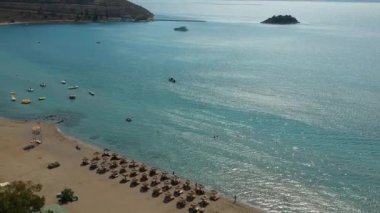 Yunanistan 'ın Nafplio kenti yakınlarındaki Paralia Karathonas Plajı üzerindeki hava manzarası