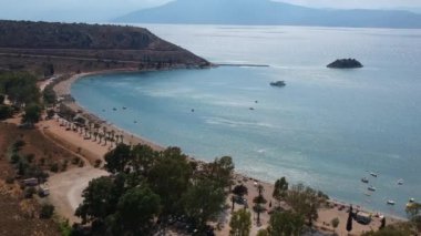 Yunanistan 'ın Nafplio kenti yakınlarındaki Paralia Karathonas Plajı üzerindeki hava manzarası