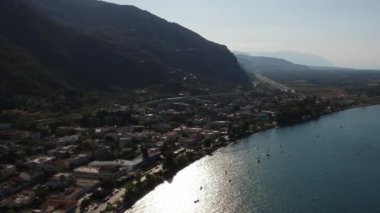 Hava manzarası, Kamena Vourla şehri ve Ege denizi burnu, Yunanistan 'ın Phthiotis kentindeki ünlü turizm beldesi.