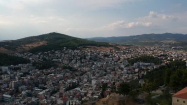 Yunanistan 'ın Lamia kentindeki hava panoramik manzarası. Merkezi ünlü Lamia Kalesi, Phthiotis, Orta Yunanistan.