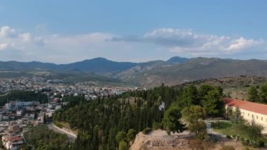 Yunanistan 'ın Lamia kentindeki hava panoramik manzarası. Merkezi ünlü Lamia Kalesi, Phthiotis, Orta Yunanistan.