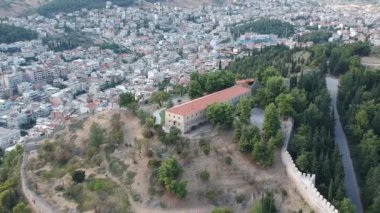 Yunanistan 'ın Lamia kentindeki hava panoramik manzarası. Merkezi ünlü Lamia Kalesi, Phthiotis, Orta Yunanistan.