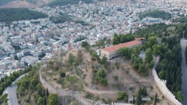 Yunanistan 'ın Lamia kentindeki hava panoramik manzarası. Merkezi ünlü Lamia Kalesi, Phthiotis, Orta Yunanistan.